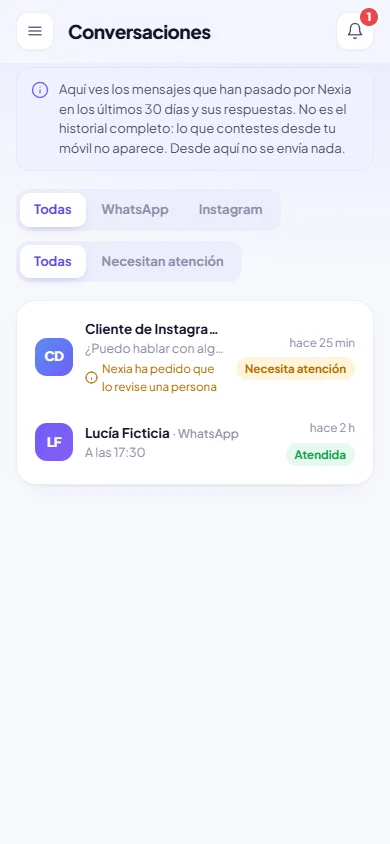 AgendaFlow en el móvil: la lista de conversaciones con clientes de prueba.